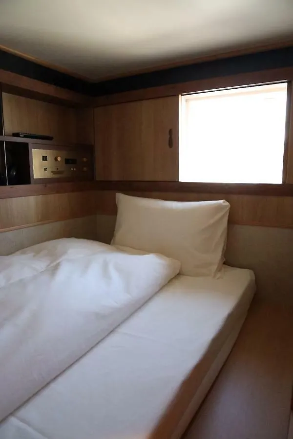 Cabin Inn Kyoto Sanjo Kawaramachi